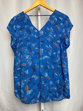 💙5/$15 DR2 Womenʻs Lightweight V-Neckline Blue Patterned Blouse Large